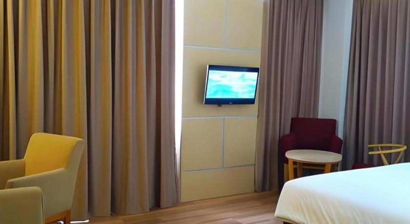 Horison Hotel Сукабуми Экстерьер фото